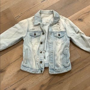 LIGHT WASH DISTRESSED DENIM JACKET